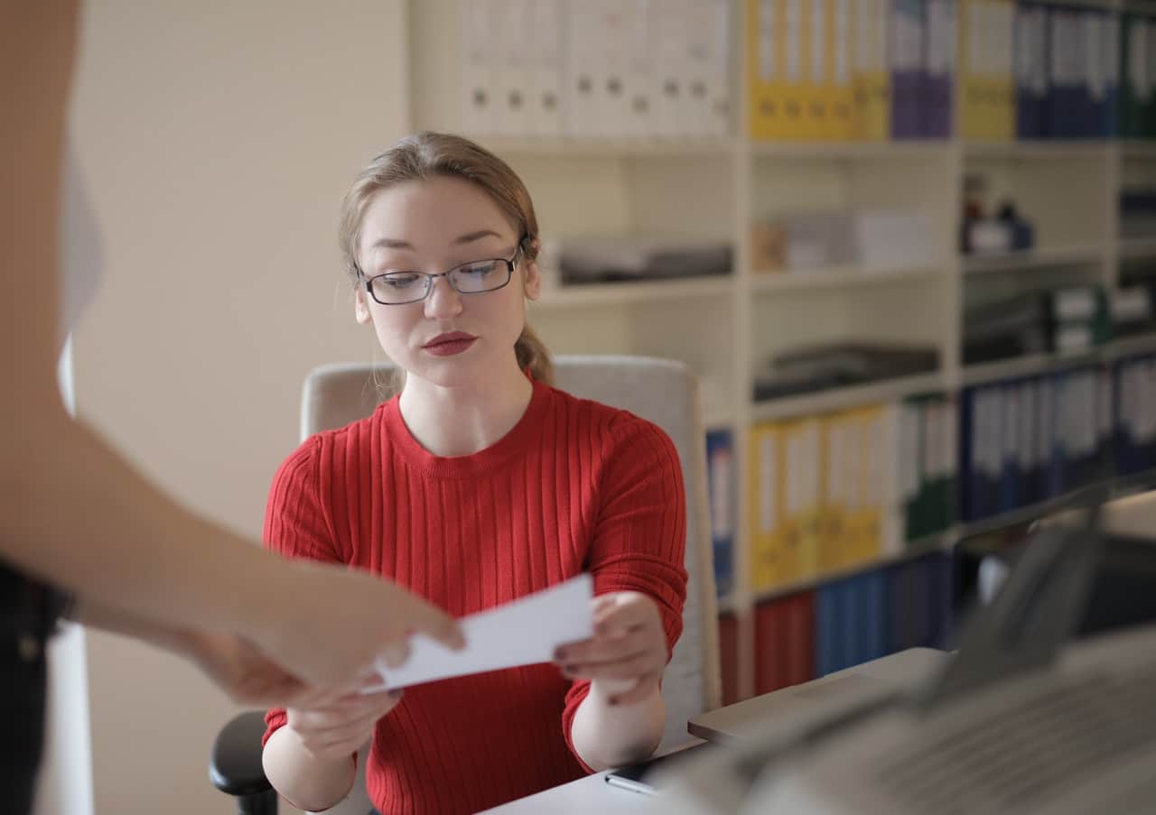 Osoba przeprowadzająca w firmie audyt finansowy