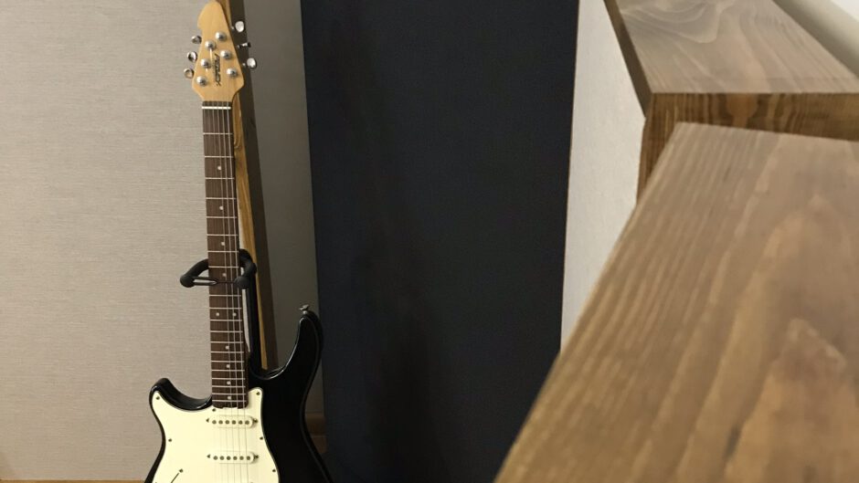 drewniane panele na których stoi gitara elektryczna