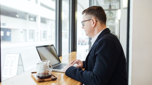 mężczyzna w kawiarni korzysta z laptopa