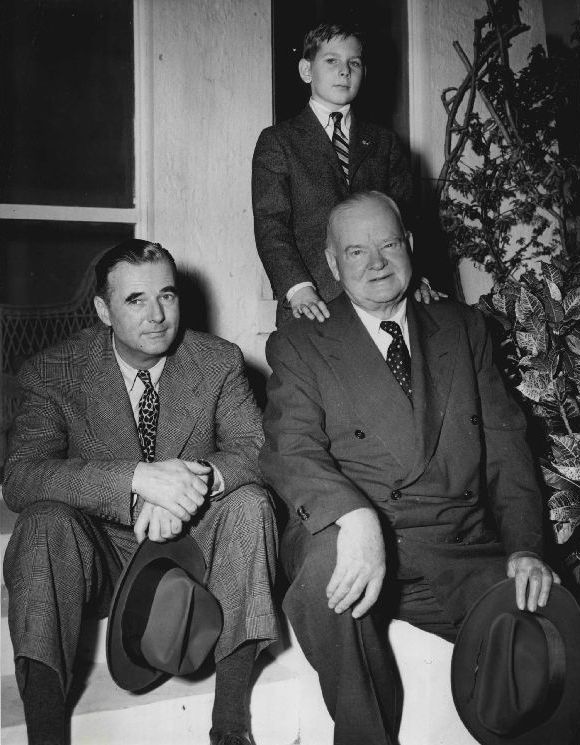 Hoover z synem Allanem (po lewej) i wnukiem Andrew (powyżej), 1950