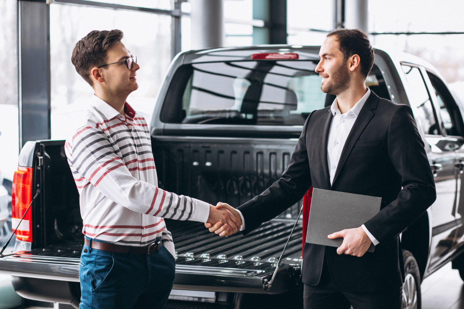 Rynek samochodowy i mężczyźni zawierający umowę