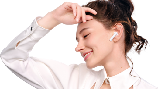 Kobieta słucha muzyki na słuchawkach bezprzewodowych