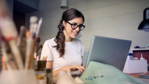 Kobieta przd laptopem tworzy logo dla firmy