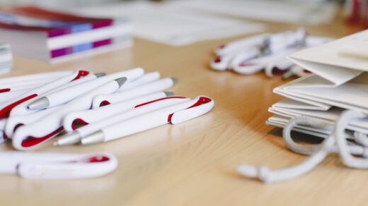 Firmowye długopisy z nadrukiem leża na biurku