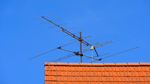Ustawiiona i zamontowana antena na dachu domu