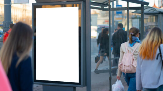 ekrany z rklamą firmy stoją na ulicy