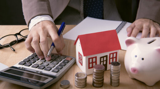 Mężczyzna liczy rate pożyczki hipotecznej na inwestycje