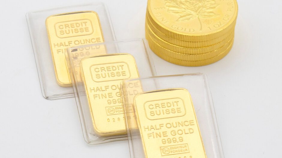 Złote szkatułki i monety leża na stole