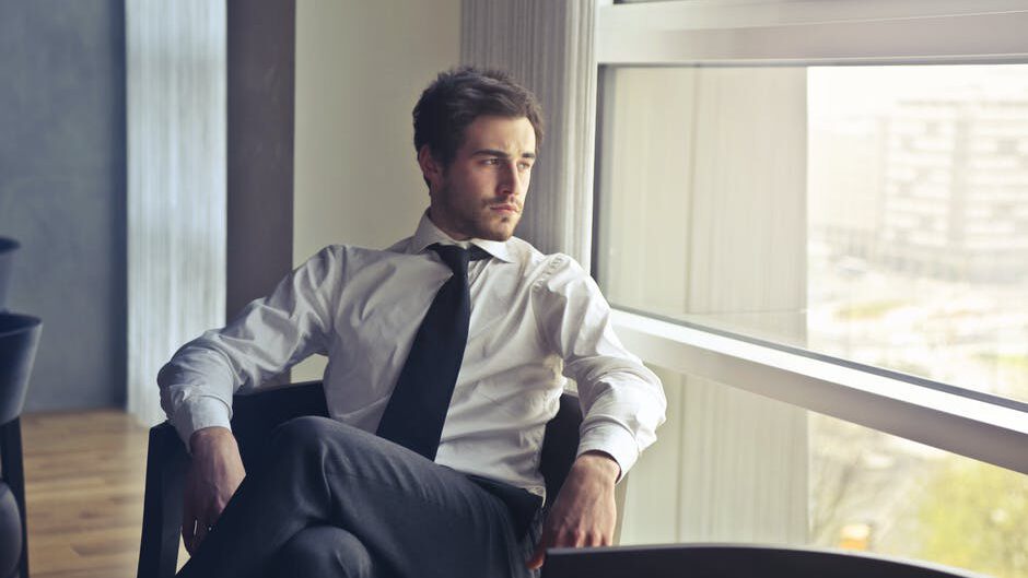 Mężczyzna ubrany w elegancki garnitur na bankiet firmowy