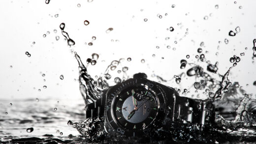 czarny, elegancki zegarek wpadł do wody