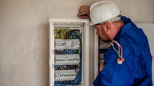 Mężczyzna pracuje jako elektryk w Austrii