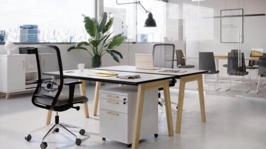meble biurowe stoją w dużym biurze