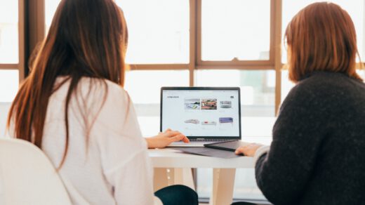 Dwie kobiety przed laptopem tworzą aplikacje webowe