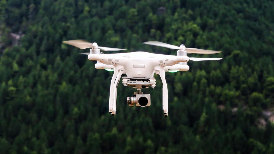 Osoba z zarejestriwanym dronem jest na szkoleniu