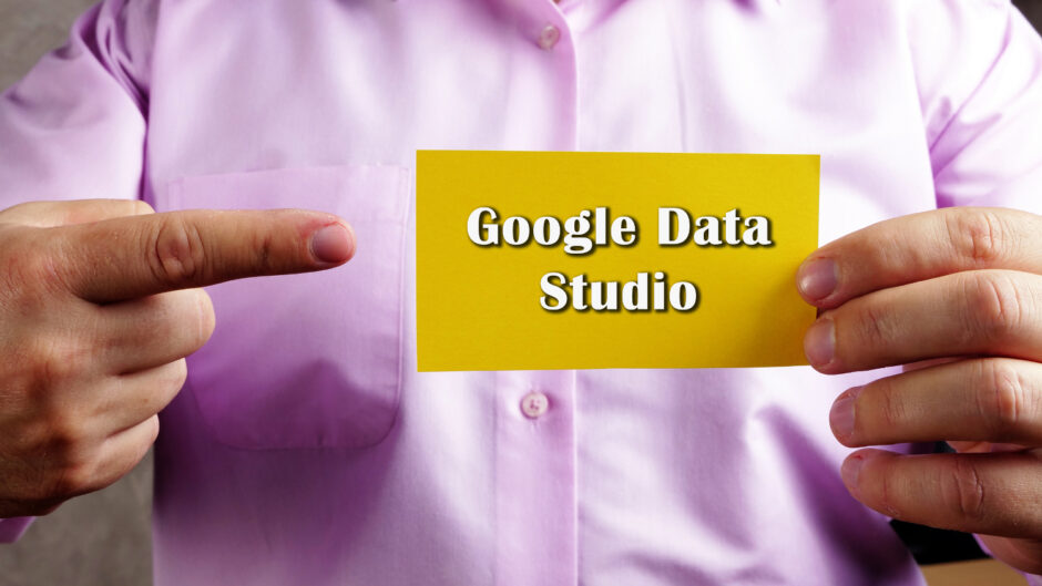 Mężczyzna trzyma w dłoni kartke z napisem Google Date Studio