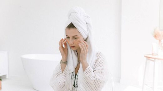 Kobieta korzysta z kosmetyków do pielęgnacji twarzy