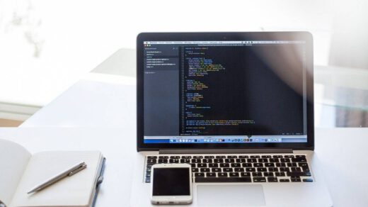Na monitorze laptopa wyświetla się kod HTML