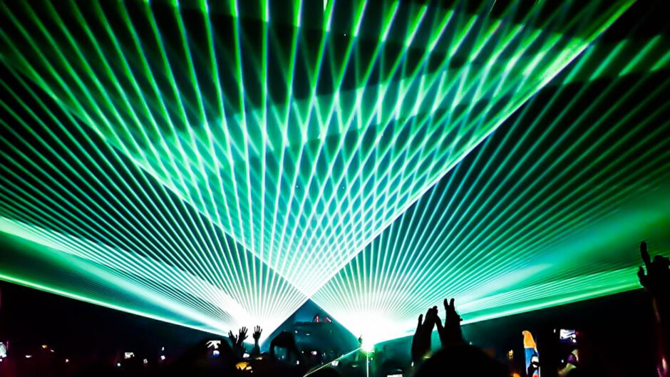 Zielone lasery na dużym koncercie w mieście