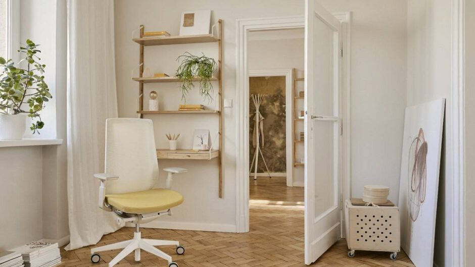 Zaaranżowane domowe biuro z ergonomicznym krzesłem biurowym