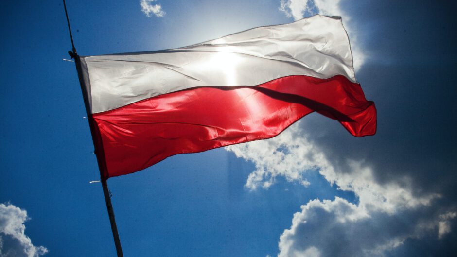Flaga Polski symbolizująca władzę Gierka