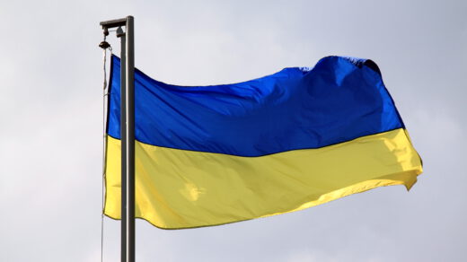Flaga ukraińska, symbolizująca ludność ukraińską w Polsce, o której mowa w artykule
