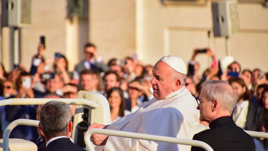 Papież Franciszek wśród ludzi na placu