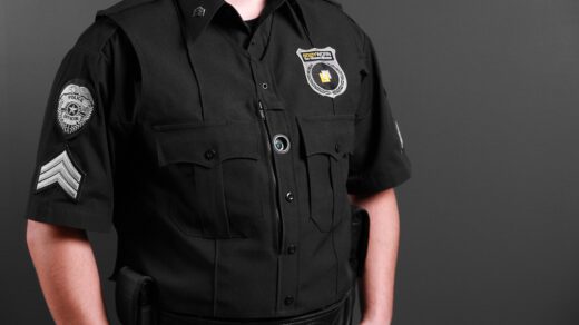 Policjant ze stopniami na mundurze