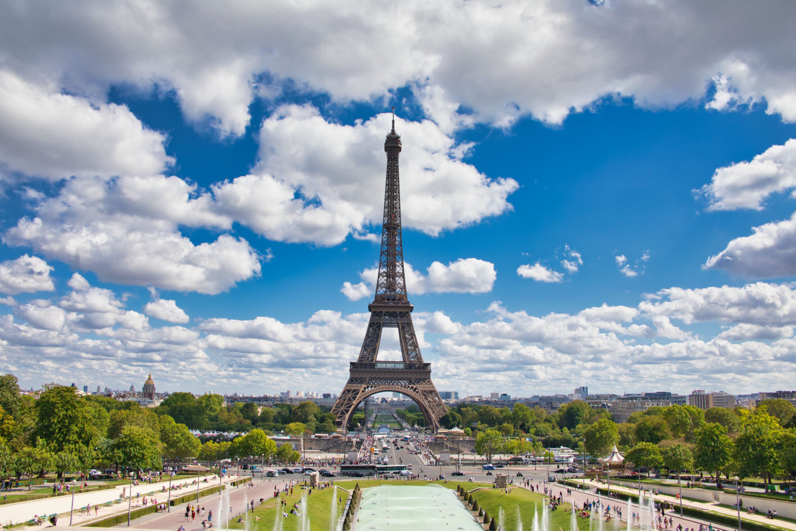 Wieża Eifla w Paryzu na tle niebieskiego nieba
