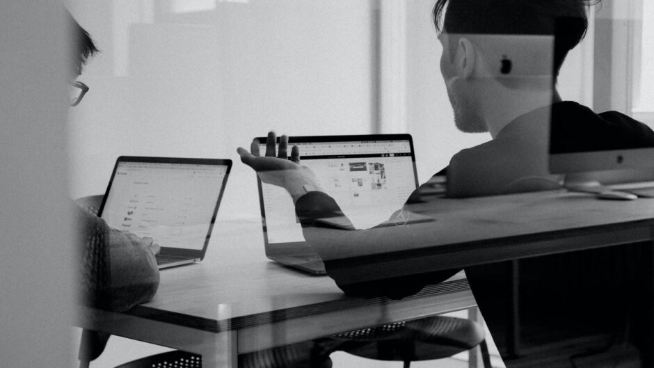 Mężczyzna pracuje na laptopie siedząc przy biurku