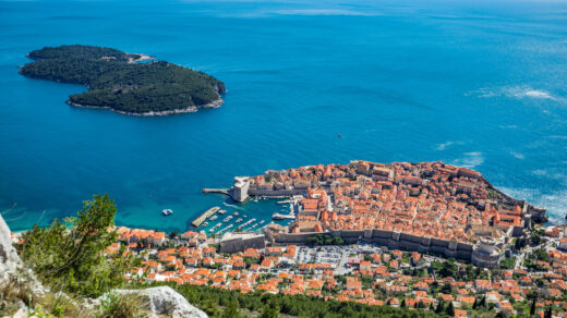 To ujęcie z Chorwacji zapiera dech w piersiach - malowniczy krajobraz wraz z błękitnym niebem i przejrzystą wodą Morza Adriatyckiego robią wrażenie. Widok ten idealnie oddaje urok i piękno tego popularnego kurortu nadmorskiego.