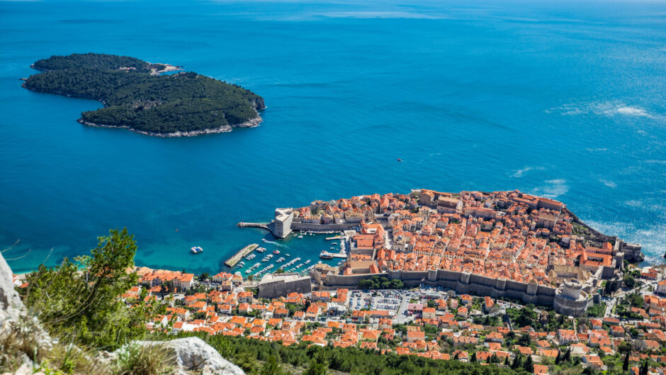 To ujęcie z Chorwacji zapiera dech w piersiach - malowniczy krajobraz wraz z błękitnym niebem i przejrzystą wodą Morza Adriatyckiego robią wrażenie. Widok ten idealnie oddaje urok i piękno tego popularnego kurortu nadmorskiego.