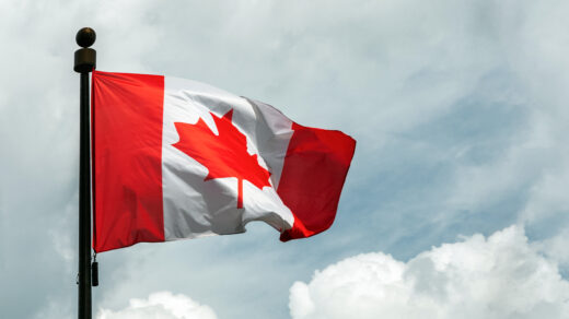Na tym ujęciu widać powiewającą na wietrze flagę Kanady, która jest uchwycona na tle pięknego, niebieskiego nieba. Ta prosta, a zarazem piękna kompozycja symbolizuje dumę i niezależność tego wielokulturowego kraju.