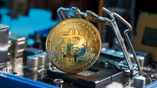Na tym obrazku widoczna jest moneta bitcoina, symbol wirtualnej waluty, która zdobyła ogromną popularność na całym świecie. Moneta bitcoin jest wykonana w charakterystycznym złotym kolorze z wyraźnie widocznym logo bitcoina. Ten dynamiczny obrazek stanowi silne przypomnienie o rewolucji finansowej, jaką przynosi ze sobą technologia blockchain i cyfrowe waluty.