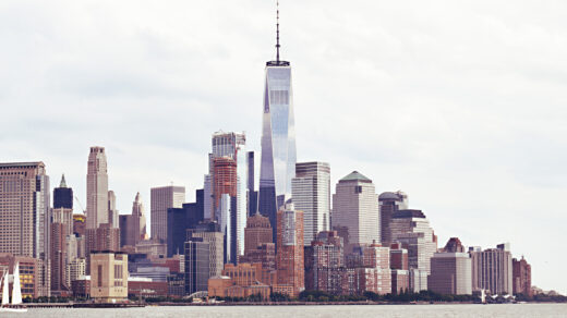 Widok na olbrzymie wieżowce Nowego Jorku na czystym białym tle przypomina imponującą potęgę architektury miejskiej, symbolizującą rozwój i nowoczesność tego dynamicznego miasta. Majestatyczne wieżowce dominują nad przestrzenią, tworząc wrażenie nieustannego ruchu i energii, które są charakterystyczne dla tego ikonicznego miejsca.