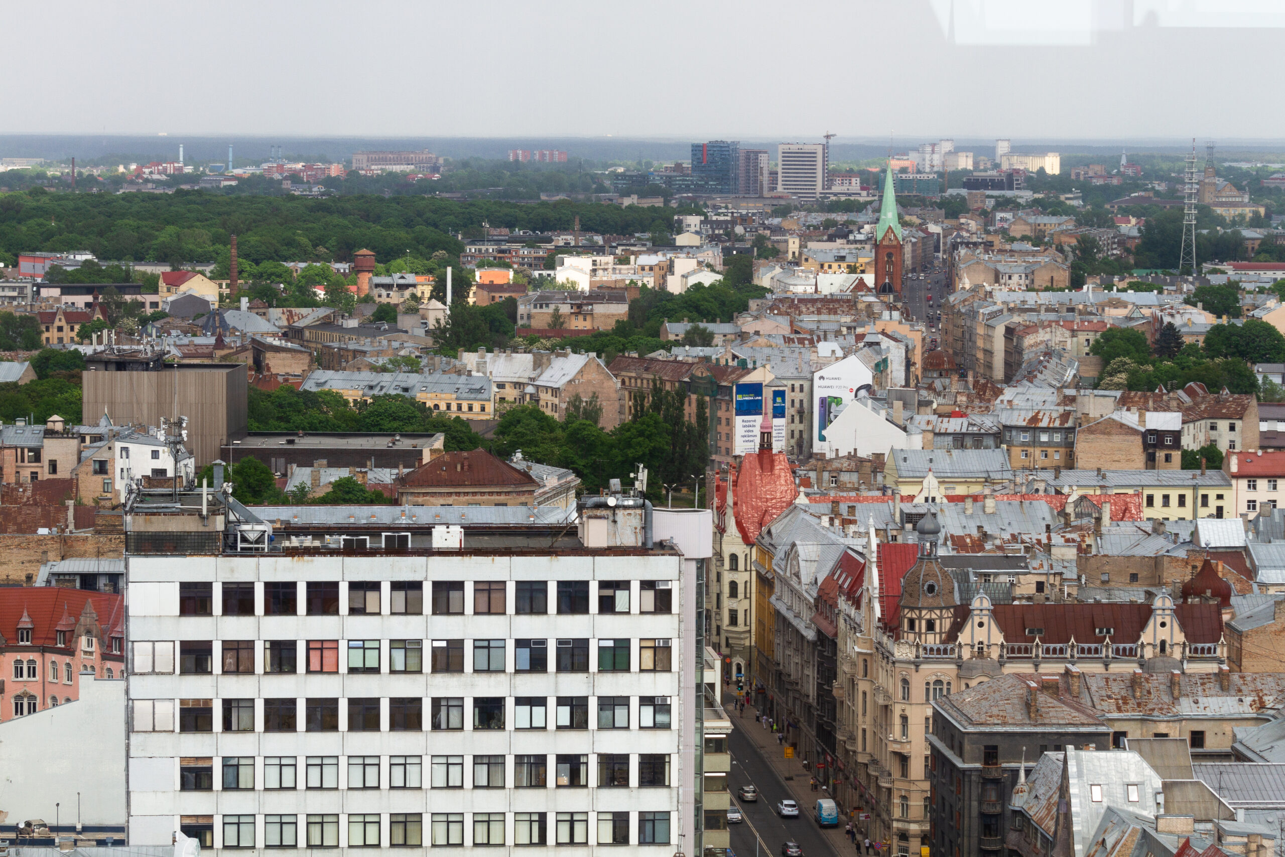 Obrazek ukazuje oszałamiającą panoramę miasta Łodzi, z widokiem na malownicze zabytki i nowoczesną zabudowę. Wśród majestatycznych wieżowców i historycznych budynków, można dostrzec pulsującą energię i bogactwo kulturalne tego dynamicznego miejsca.