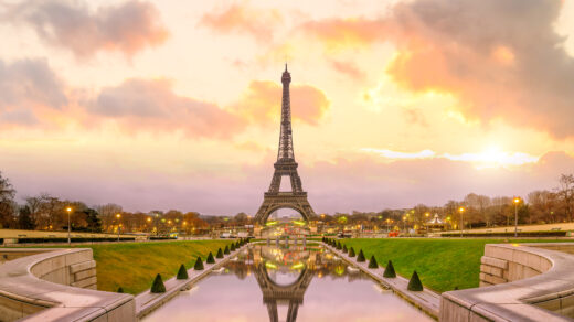 Przedstawiony obrazek ukazuje ikoniczną wieżę Eiffla w całej jej majestatycznej chwale, unoszącą się nad malowniczym pejzażem Paryża. Jego imponująca struktura i elegancki design stanowią doskonałą ilustrację piękna i wyrafinowania francuskiej architektury.