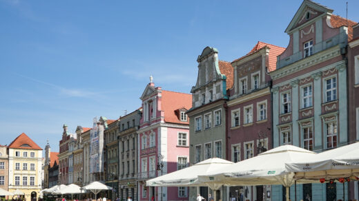 Na tym malowniczym obrazku widać Rynek w Poznaniu, z charakterystycznymi kolorowymi kamienicami, które tworzą uroczy i pełen życia krajobraz. Ich wyjątkowe odcienie nadają tej historycznej przestrzeni unikalny i malowniczy wygląd.