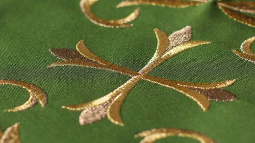 Zielona szata liturgiczna ze złotym haftem