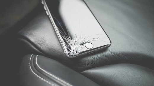 Zepsuty IPhone oddany do naprawy