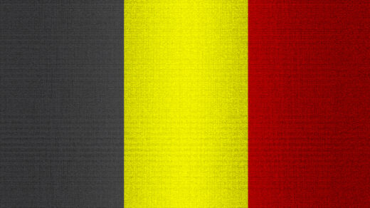 Na zdjęciu widoczne są trzy pionowe pasy w kolorach flagi belgijskiej: czarny, żółty i czerwony. Kolory te symbolizują trzy regiony kraju: Flandrię, Walońskość oraz Region Stołeczny Brukseli. Flagi w tych kolorach są popularnym elementem dekoracyjnym w Belgii, a także często widoczne podczas różnych uroczystości i wydarzeń sportowych. Taki obrazek może stanowić ciekawą ilustrację dla artykułów i publikacji dotyczących Belgii, jej tradycji i symboli narodowych