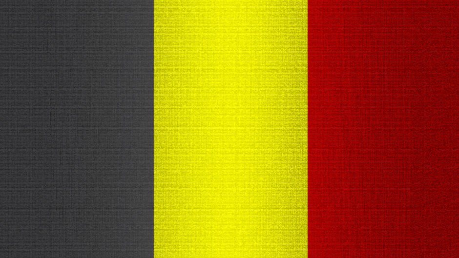 Na zdjęciu widoczne są trzy pionowe pasy w kolorach flagi belgijskiej: czarny, żółty i czerwony. Kolory te symbolizują trzy regiony kraju: Flandrię, Walońskość oraz Region Stołeczny Brukseli. Flagi w tych kolorach są popularnym elementem dekoracyjnym w Belgii, a także często widoczne podczas różnych uroczystości i wydarzeń sportowych. Taki obrazek może stanowić ciekawą ilustrację dla artykułów i publikacji dotyczących Belgii, jej tradycji i symboli narodowych