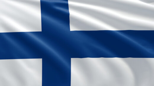 Flaga Finlandii to biało-niebieski prostokąt, który symbolizuje krajobrazy kraju, w tym biały śnieg i niebieskie jeziora. Biały krzyż na niebieskim tle reprezentuje wartości narodowe, takie jak wolność, niezależność i równość. Flagę Finlandii często można zobaczyć w krajobrazie miast i wiosk, a także podczas oficjalnych uroczystości państwowych i sportowych