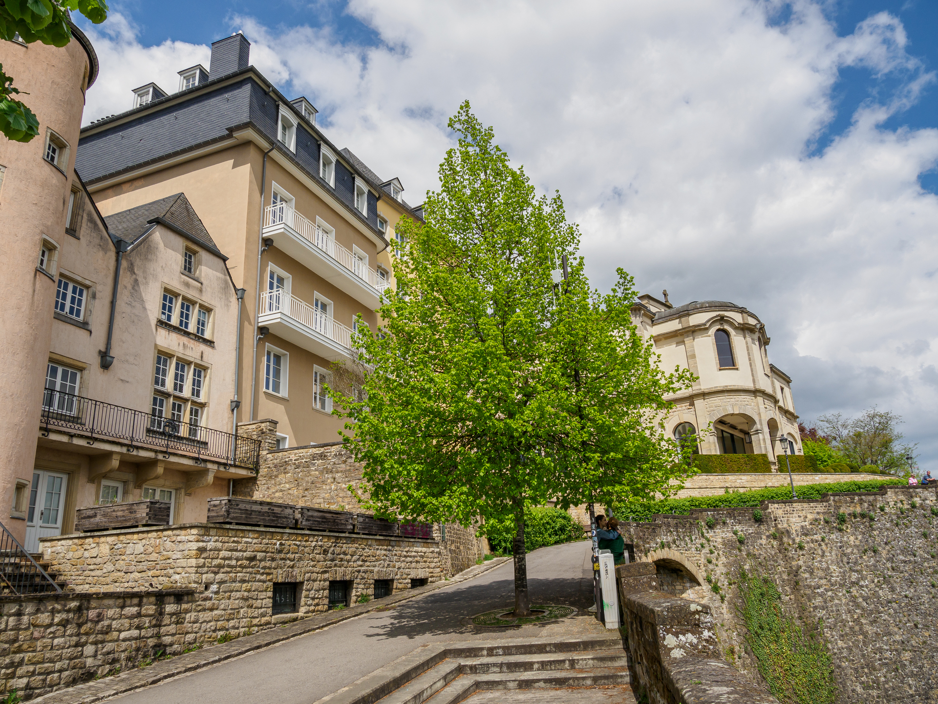 Na zdjęciu widać piękny budynek w Luksemburgu, który charakteryzuje się architekturą z epoki renesansu. Budynek ten posiada dekoracyjne elementy, takie jak kolumny, zdobione gzymsy i reliefy, które nadają mu elegancki wygląd. Zdjęcie to oddaje charakterystyczny styl architektoniczny Luksemburga, który łączy w sobie elementy różnych epok, tworząc unikalny styl i atmosferę. Zdjęcie to może być wykorzystane w artykułach o architekturze Luksemburga lub na stronach turystycznych, aby zainspirować czytelników do odkrywania piękna i historii tego uroczego kraju