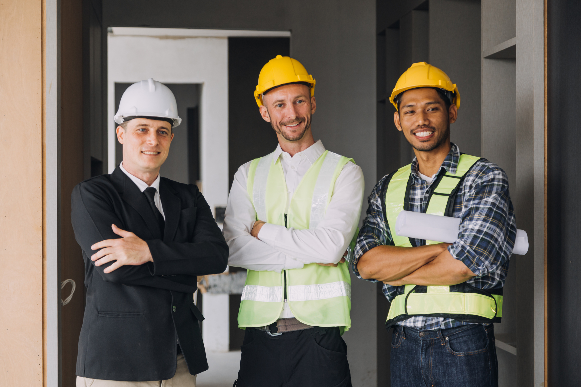 Na naszym obrazku zobaczysz trzech mężczyzn, którzy są współwłaścicielami firmy budowlanej. Właściciele firm budowlanych muszą posiadać nie tylko wiedzę i doświadczenie z zakresu budownictwa, ale także umiejętności zarządzania, negocjacji i pracy zespołowej. Właściciele firmy budowlanej muszą współpracować ze sobą, aby zarządzać projektami budowlanymi, pozyskiwać klientów i dbać o rozwój firmy. Przekonaj się, jakie cechy i umiejętności posiadają właściciele firmy budowlanej i jakie wyzwania czekają na nich w branży budowlanej.