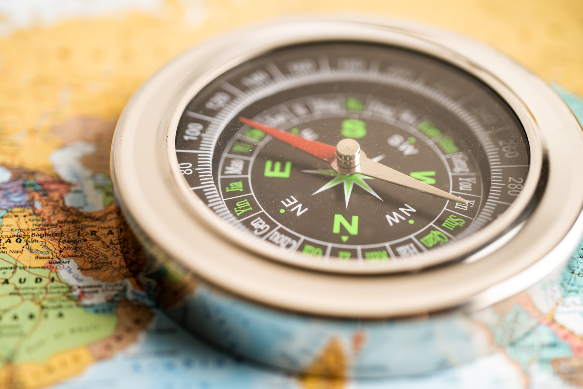 Kompas, który symbolizuje wykształcenie i pracę po geografii