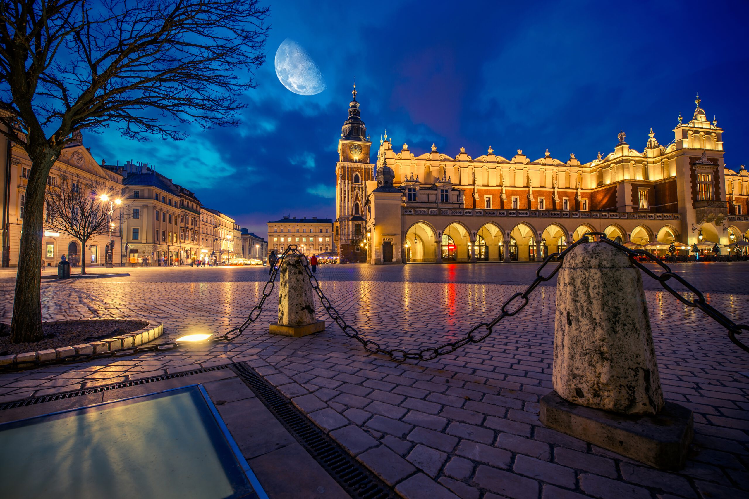 Na zdjęciu widać miasto Kraków, które jest jednym z najpiękniejszych i najważniejszych miast w Polsce. Widać na nim zabytkowe katedry, kamienice oraz rynki, które przyciągają turystów z całego świata. Zdjęcie to doskonale ilustruje, jak ważne jest zachowanie dziedzictwa kulturowego i historycznego polskich miast, które stanowią nie tylko piękne i malownicze krajobrazy, ale również świadectwo historii i kultury naszego kraju.