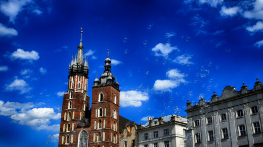 Na zdjęciu widać zabytkowy rynek w Krakowie, który zachwyca swoim urokiem i historią. Ratusz, wieża zegarowa oraz kolorowe kamienice tworzą niepowtarzalny klimat, który przyciąga turystów z całego świata. Rynek w Krakowie to nie tylko piękno architektoniczne, ale także centrum życia kulturalnego i rozrywkowego miasta, gdzie odbywają się liczne wydarzenia, festiwale oraz jarmarki.