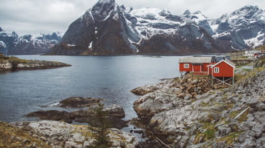 Malowniczy krajobraz Norwegii, z majestatycznymi górami w tle i jeziorem