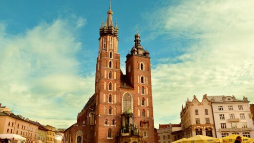 Kościół Mariacki w Krakowie na tle niebieskiego nieba