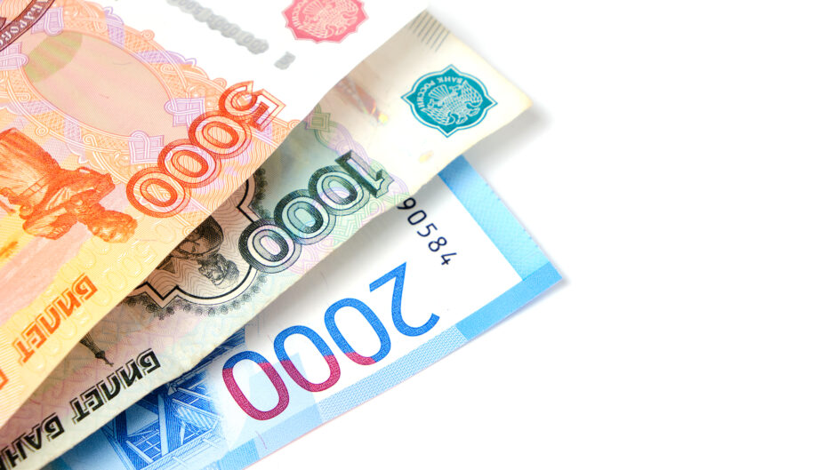 Rosyjskie banknoty umieszczone na białym tle